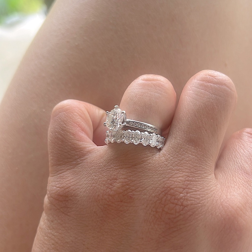 Oval eternity wedding ring supper sparkly